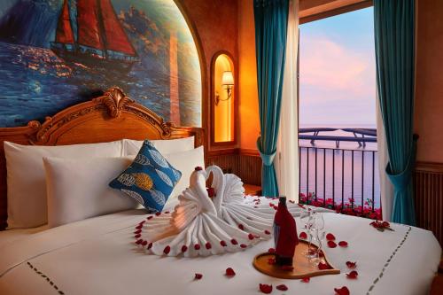 富国Venice Hotel Phu Quoc - Free Hon Thom Island Waterpark Cable Car & Sunset Town Tour的一间卧室,配有一张心形床