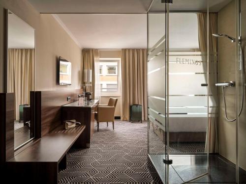 美因河畔法兰克福Flemings Hotel Frankfurt Main-Riverside的带淋浴和书桌的酒店客房