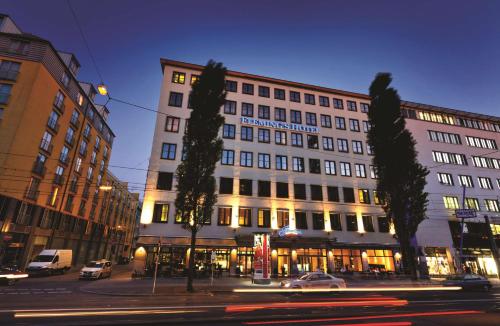 慕尼黑Flemings Hotel München-City的城市街道上的一个大型建筑