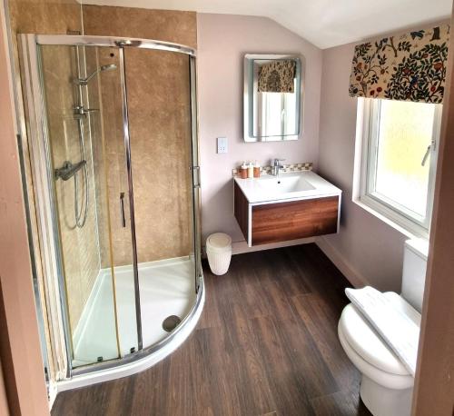 布罗肯赫斯特Oak Tree Rooms LTD的带淋浴、卫生间和盥洗盆的浴室