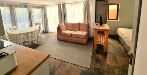 布罗肯赫斯特Oak Tree Rooms LTD的客厅配有沙发和椅子