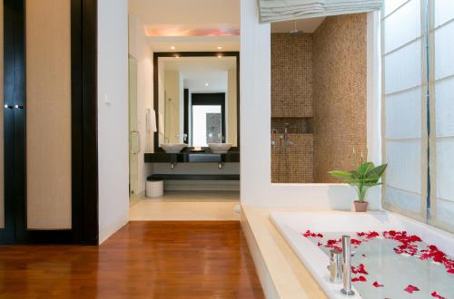 卡塔海滩Kata Gardens Penthouse sea view 4C的一间带水槽和大镜子的浴室