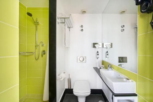 里斯本盖兹罗西欧的浴室配有卫生间、盥洗盆和淋浴。