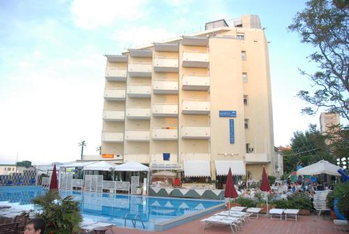 佩萨罗佩蒂卡利酒店的大楼前设有游泳池的酒店