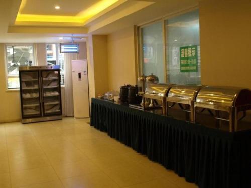 成都GreenTree Inn Chengdu North Railway Station Beichengtianjie Business Hotel的一家带柜台和四面 ⁇ 的快餐店