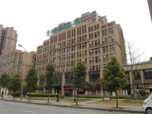 成都GreenTree Inn Chengdu North Railway Station Beichengtianjie Business Hotel的城市街道边的大建筑