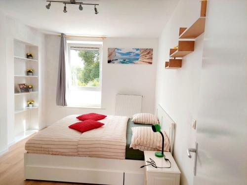 沙勒罗瓦Maison LYDIE - Meublé de vacances 3 étoiles的一间小卧室,配有床和窗户