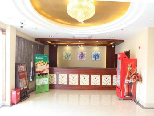 上海GreenTree Inn Shanghai Hongqiao Airport Huqingping Highway Shell Hotel的大堂设有等待区,拥有天花板