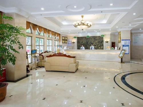 惠州Vienna Hotel Huizhou West Lake Maidi South Road的大型大堂设有等候室和前台