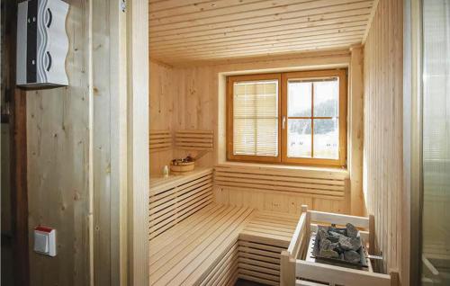 拉赫塔尔拉奇塔尔二号度假屋的木制客房,设有窗户和桑拿浴室