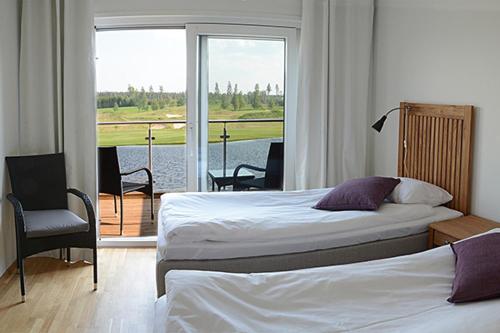 BankerydSand Golf Club的一间卧室设有两张床和一个美景阳台
