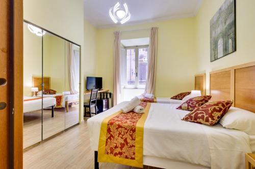 罗马特米诺酒店的酒店客房,配有床和镜子
