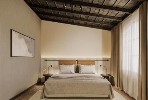 拉库布蕾Casa Toledo的一间卧室设有一张大床和一个大窗户