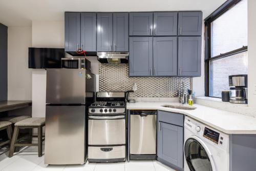 纽约Discover the Comfort of Columbia University Area的厨房配有不锈钢用具和蓝色橱柜