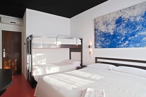 圣马力诺西尔瓦娜酒店的一间卧室设有两张床,墙上挂着一幅画