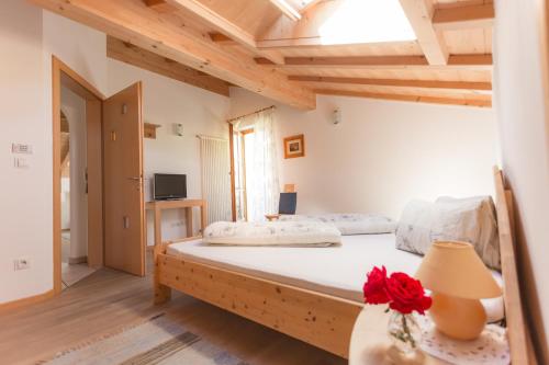 博尔扎诺图尔霍夫农家乐的一间卧室,卧室内配有一张大床