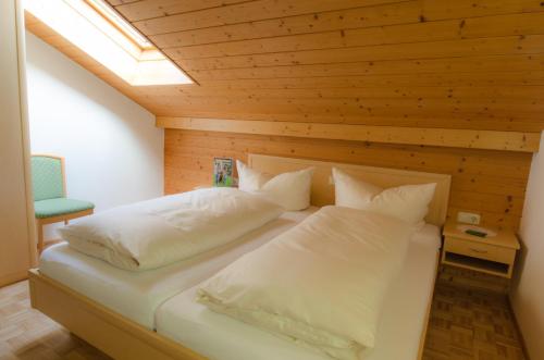 苏尔茨贝格罗斯农家乐的一间卧室设有一张木天花板床。
