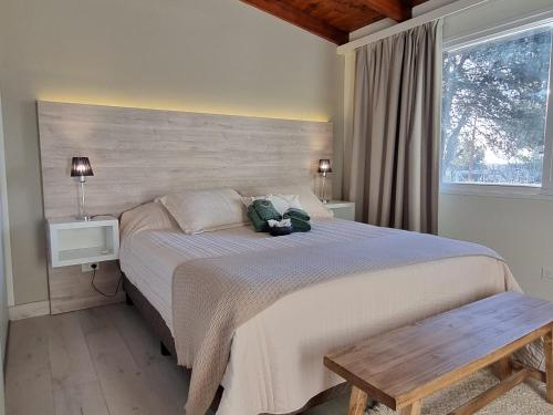 拉库布蕾Chalet Alter Boss的一间卧室配有一张大床和木制床头板