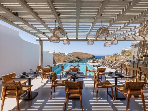Merchia BeachSea Rock & Sky Private Mykonos Residence的一间带桌椅的海景餐厅