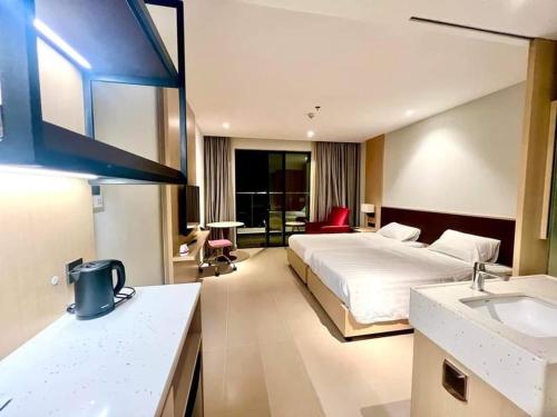 金兰市The Arena Cam Ranh Resort - Seaview的酒店客房设有床和水槽