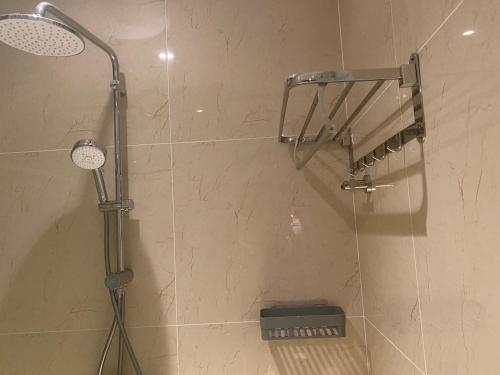 金兰市The Arena Cam Ranh Resort - Seaview的浴室内配有淋浴和头顶淋浴