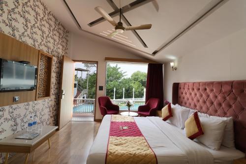 Dhār KhurdHunky Dory Resort and spa的一间酒店客房,配有一张床和一台电视