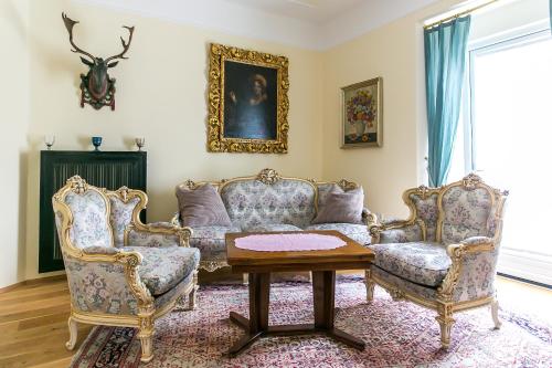 巴特格莱兴贝格Villa Thalhof的客厅配有两把椅子和一张桌子