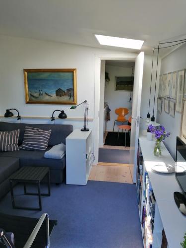 Minihus til havn, strand, vand og by i Gilleleje