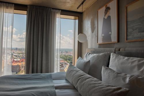 哥德堡Clarion Hotel Draken的一间卧室设有一张大床和大窗户