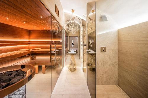 布尔诺巴瑟罗布尔诺宫殿酒店的一间带木墙和玻璃墙的浴室