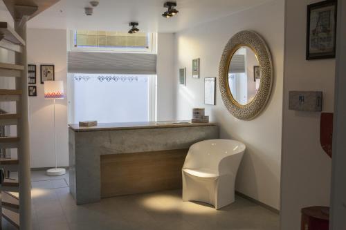 斯内克Stadslogement Kingsize的浴室设有镜子和白色椅子