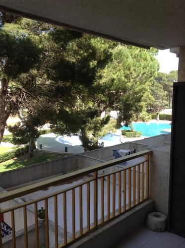萨洛Apartamento salou的享有游泳池景致的阳台