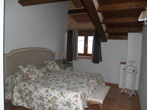 TierzoCasa Rural El Cuartel的一间卧室设有一张床和一个窗口