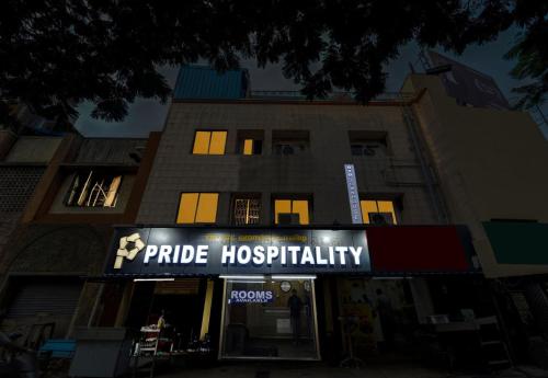 钦奈Collection O Pride Hospitality US Consulate的带有自豪热情的标志的建筑