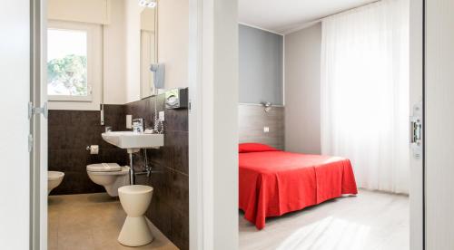 帕多瓦奥普拉托酒店的一间带红色床和水槽的浴室