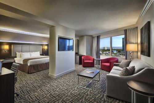 拉斯维加斯The STRAT Hotel, Casino & Tower的一间酒店客房,配有一张床和一台电视