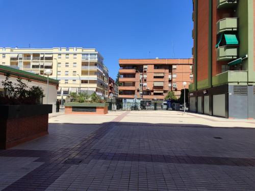 塞维利亚Sevilla Urban Flat的城市中一条空荡荡的街道,有高大的建筑
