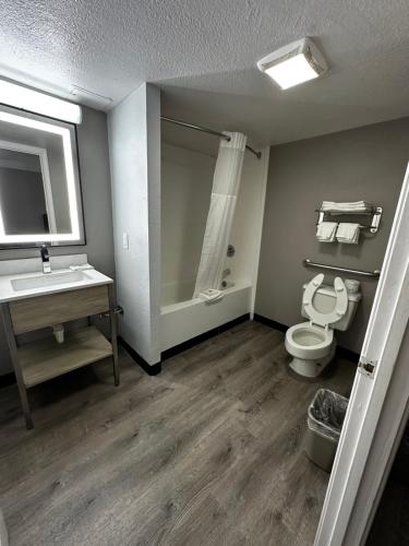 黑泽尔伍德Motel 6-Hazelwood, MO的浴室配有卫生间、盥洗盆和淋浴。