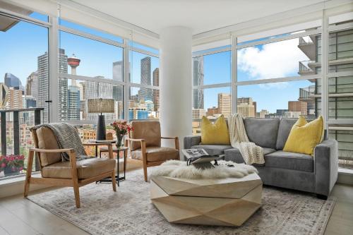 卡尔加里NEW "The Draper" Luxury Corner Unit & PRIME Downtown Location Near Saddledome! FREE Parking, Banff Pass, Gym & Wine的一间享有城市美景的客厅