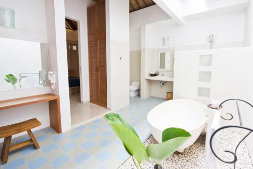 塞米亚克阿蒂米斯别墅酒店的浴室配有白色浴缸和卫生间。