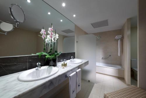 欧洲之星萨拉戈萨酒店的一间浴室