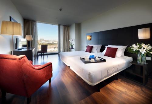 萨拉戈萨欧洲之星萨拉戈萨酒店的一间卧室配有一张大床和桌椅