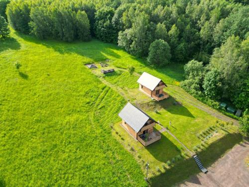 Ludwikowice KłodzkieDomki w Bartnicy - Góry Sowie的树木林地小屋的空中景观