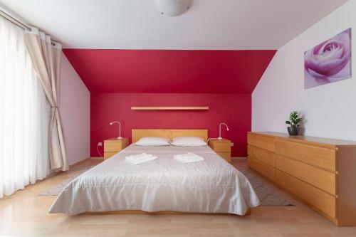 卢布尔雅那Vila ART的一间卧室配有一张大床和紫色墙壁
