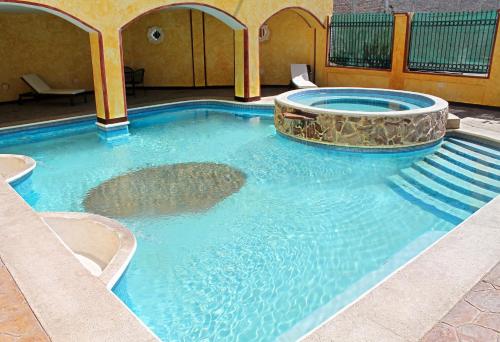 Los Algodones阿尔过多纳庄园酒店的一座大楼内带spa的大型游泳池