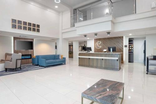 肯纳Comfort Inn & Suites New Orleans Airport North的医院的大厅,有蓝色的沙发