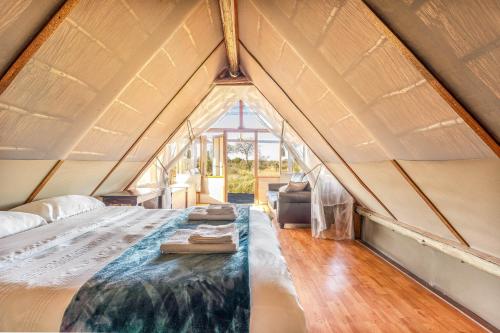 曼耶雷蒂野生动物园Buffelshoek Tented Camp的大卧室,帐篷内配有一张床