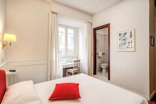 罗马B&B Hotel Roma Italia Viminale的卧室配有红色枕头,位于床上