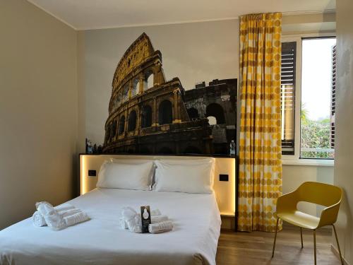 罗马B&B Hotel Roma San Lorenzo Termini的配有一张床和一把椅子的酒店客房