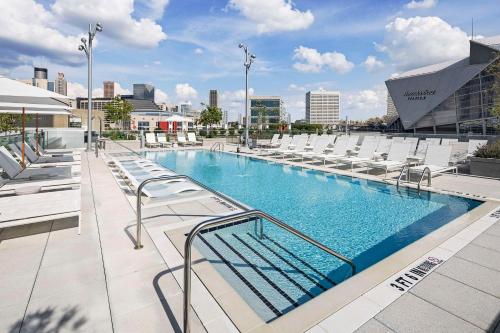 亚特兰大Signia By Hilton Atlanta Georgia World Congress Center的一座大楼顶部的大型游泳池,配有躺椅